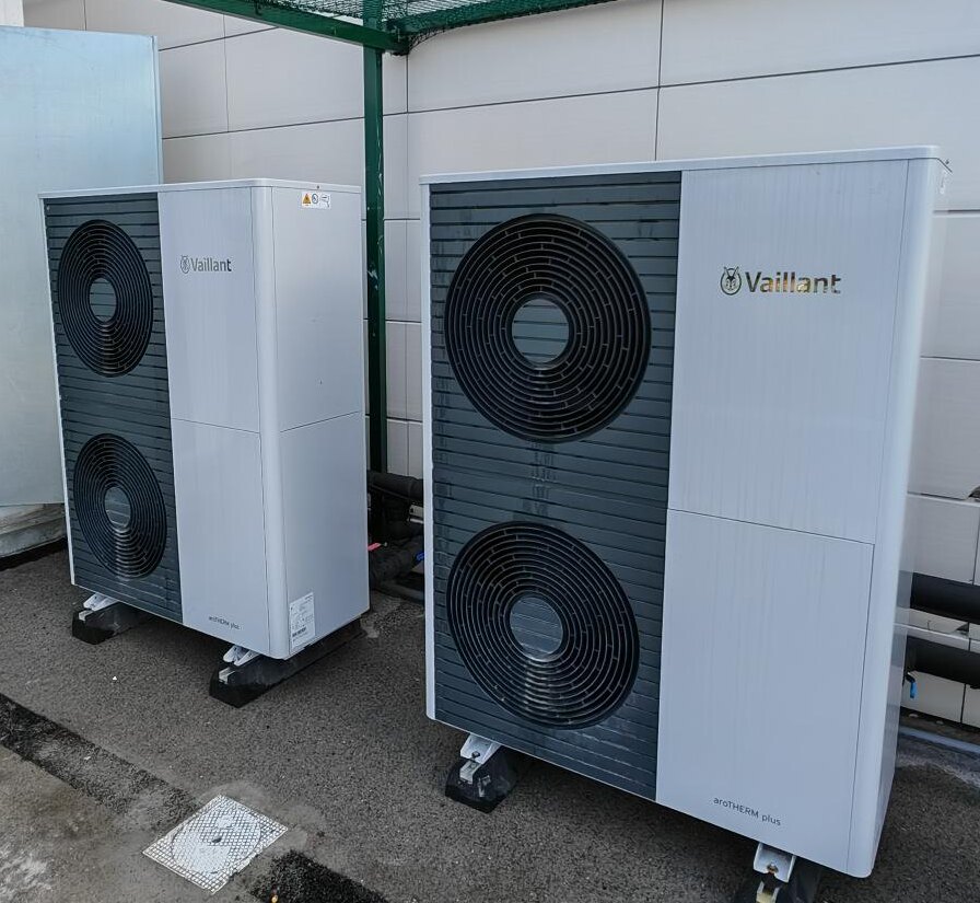 Bombas de aerotermia Vaillant aroTHERM plus del colegio Azkorri