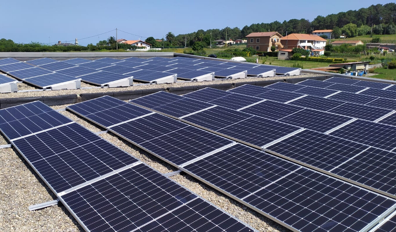 Placas fotovoltaicas en la cubierta del colegio Azkorri